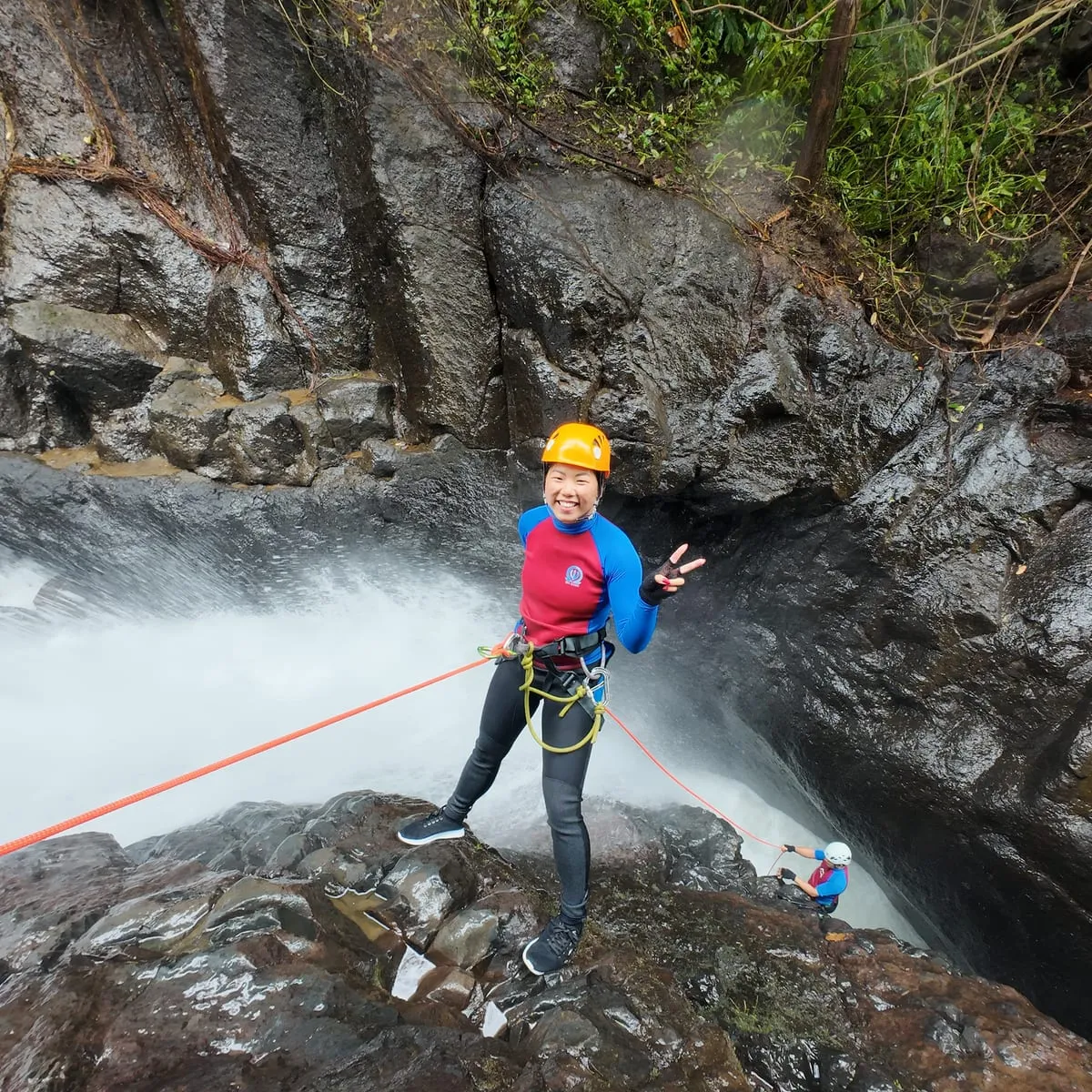 Liang abseilt langs een waterval tijdens canyoning op Bali