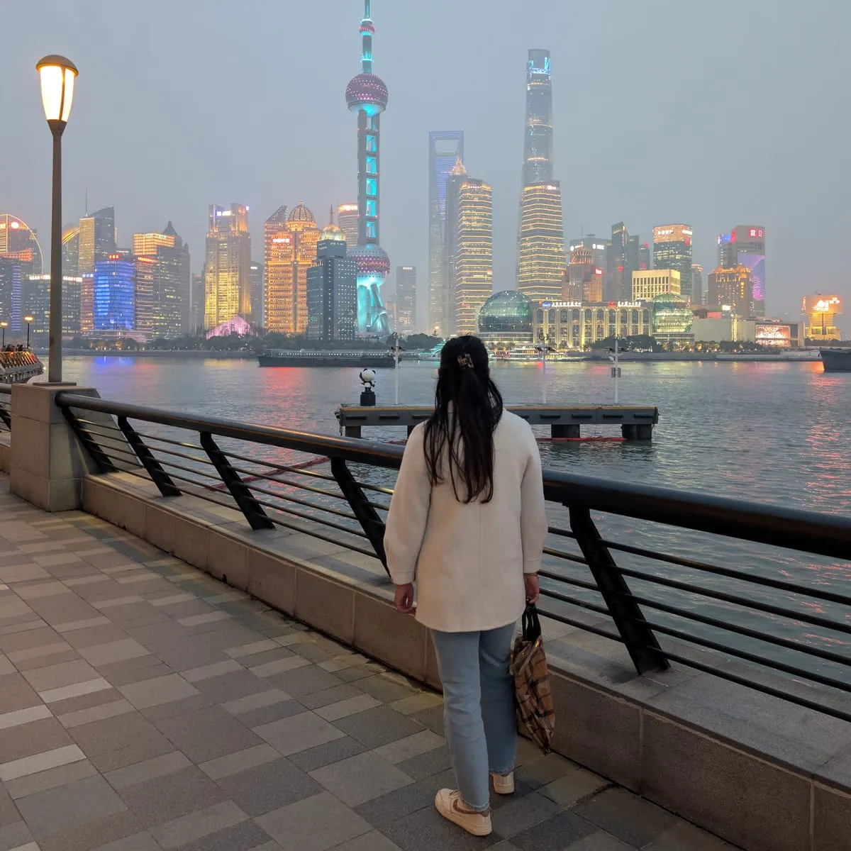 Liang aan de Bund met uitzicht op de skyline van Shanghai
